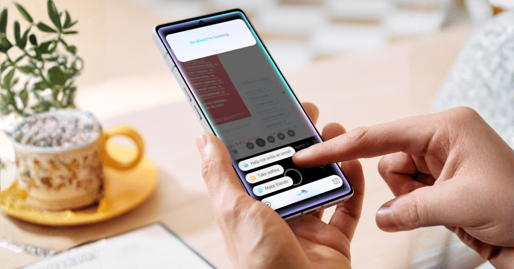 סמארטפון Infinix NOTE 50 Pro Plus 5G בפעולה – צילום יד מחזיקה את המכשיר ומציגה ממשק עוזר חכם על מסך AMOLED מתקדם